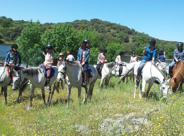 Compartiendo paseo a caballo